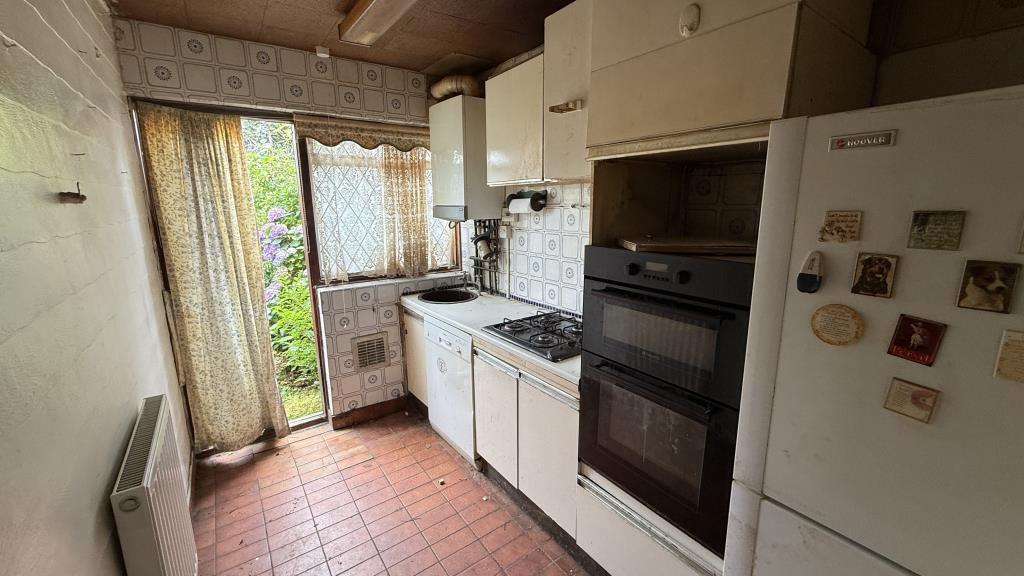 Lot: 136 - TERRACE HOUSE FOR REFURBISHMENT - Internal image of kitchen